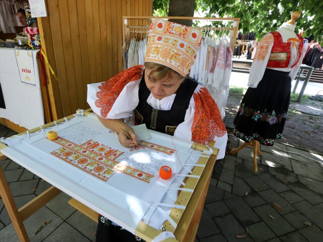 Detvianska výšivka vyšívaná krivou ihlou