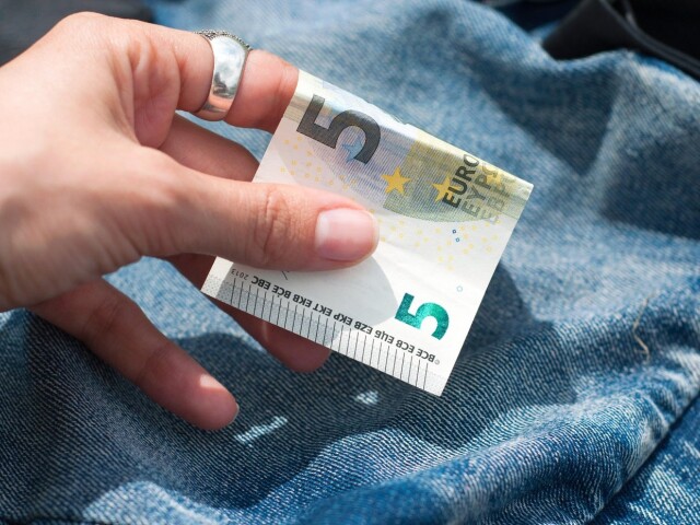 Päť eur / Euro / bankovka / Peniaze /