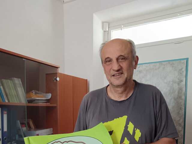 Svetozar Krno s vlajkou vypravy