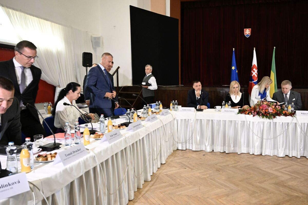 SR Modra vláda výjazdové rokovanie BAX