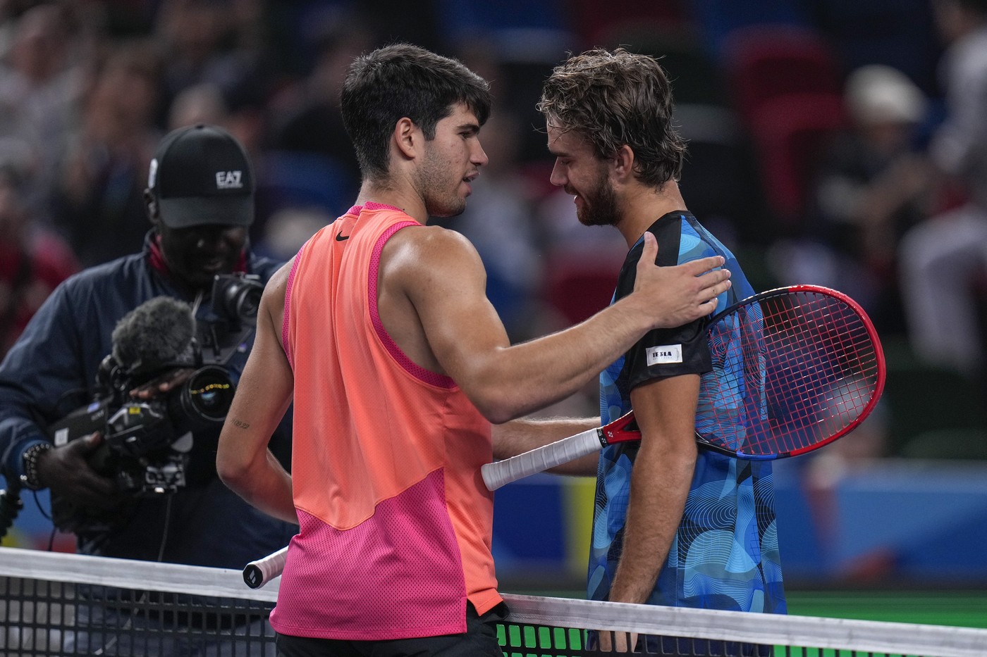 Carlos Alcaraz gratuluje Tomášovi Macháčovi k postupu do jeho prvého semifinále na turnaji Masters 1000.