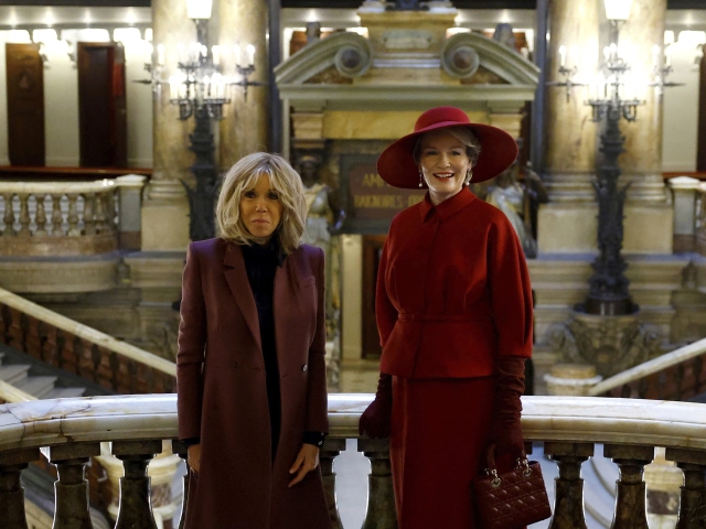 Brigitte Macron (vľavo) a beglická kráľovná Mathilde