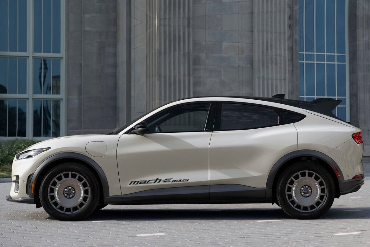 Ford Mustang Mach-E - 2025