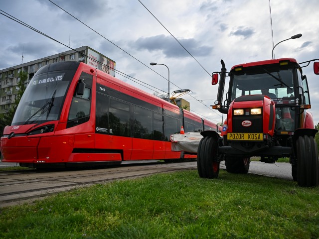 SR Bratislava električková trať trávnik kosenie BAX
