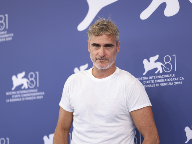 Herec Joaquin Phoenix na filmovom festivale v Benátkach. 