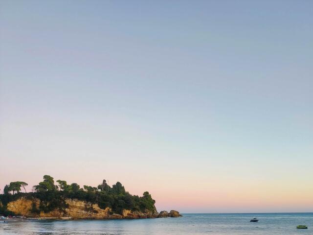 Ulcinj, Čierna Hora, more, dovolenka, pláž, cestovanie, slnečníky, ležadlá