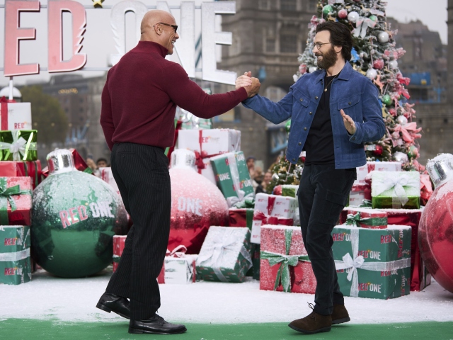 Dwayne Johnson (vľavo) a Chris Evans