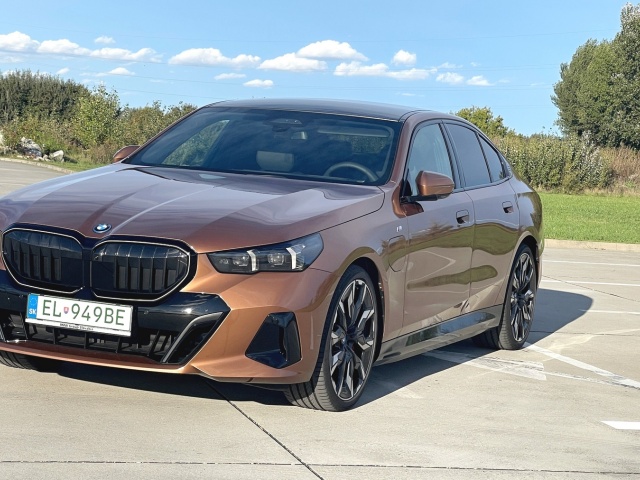 BMW 550e xDrive (2024)
