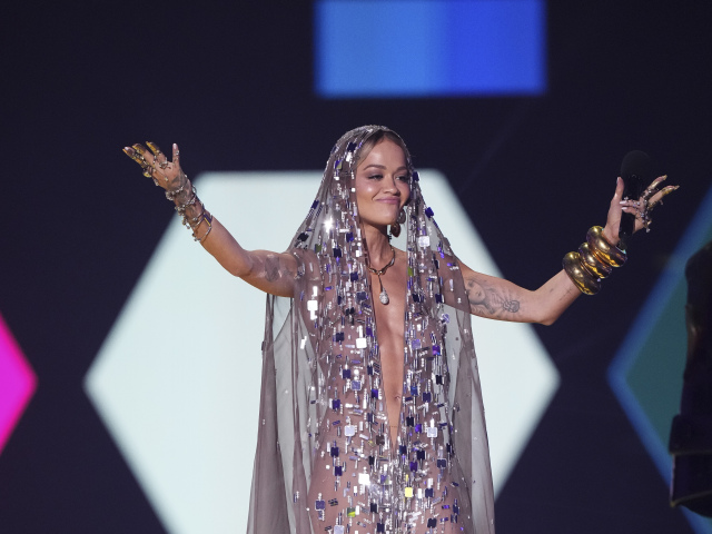 Moderátorka večera a speváčka Rita Ora.