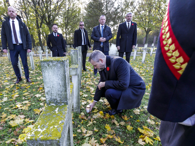 Na snímke druhý sprava prezident SR Peter Pellegrini sa zúčastnil na pietnom akte pri príležitosti Medzinárodného dňa vojnových veteránov na vojenskom cintoríne v Petržalke - Kopčanoch 10. novembra 2024 v Bratislave. FOTO TASR - Dano Veselský