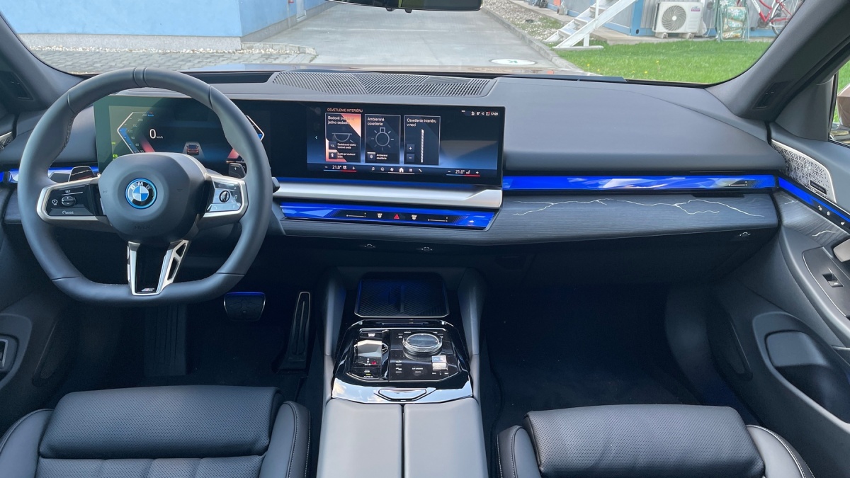 BMW 550e xDrive (2024)