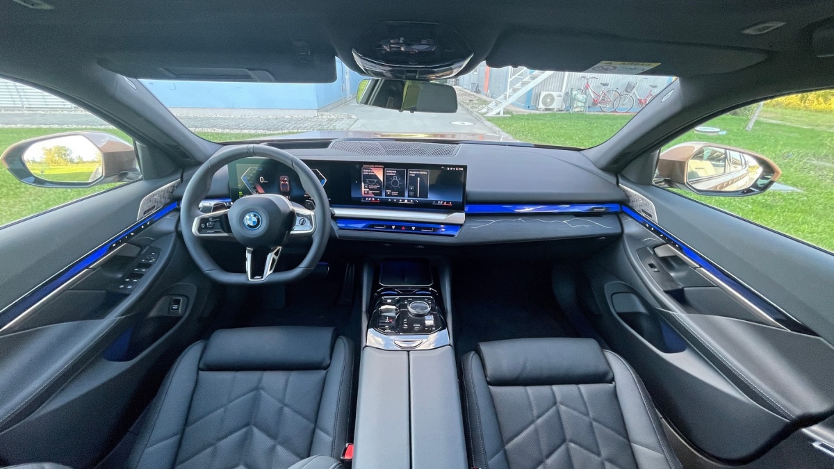BMW 550e xDrive (2024)