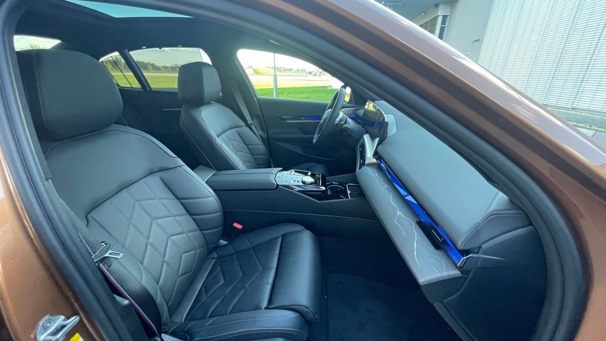 BMW 550e xDrive (2024)