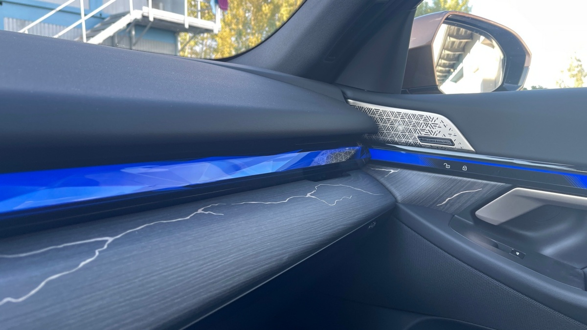 BMW 550e xDrive (2024)