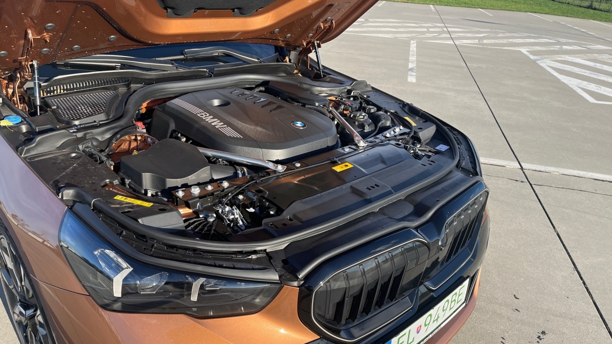 BMW 550e xDrive (2024)