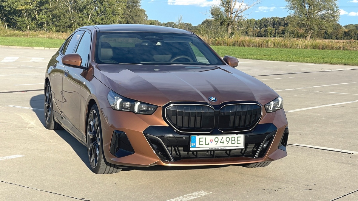 BMW 550e xDrive (2024)