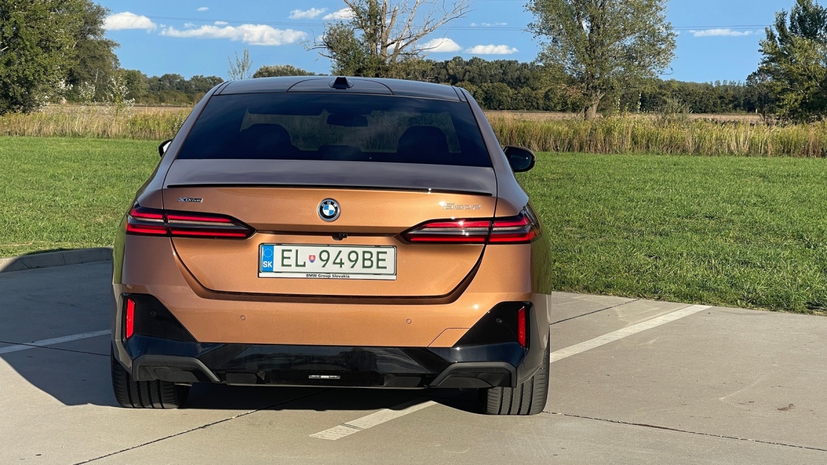 BMW 550e xDrive (2024)