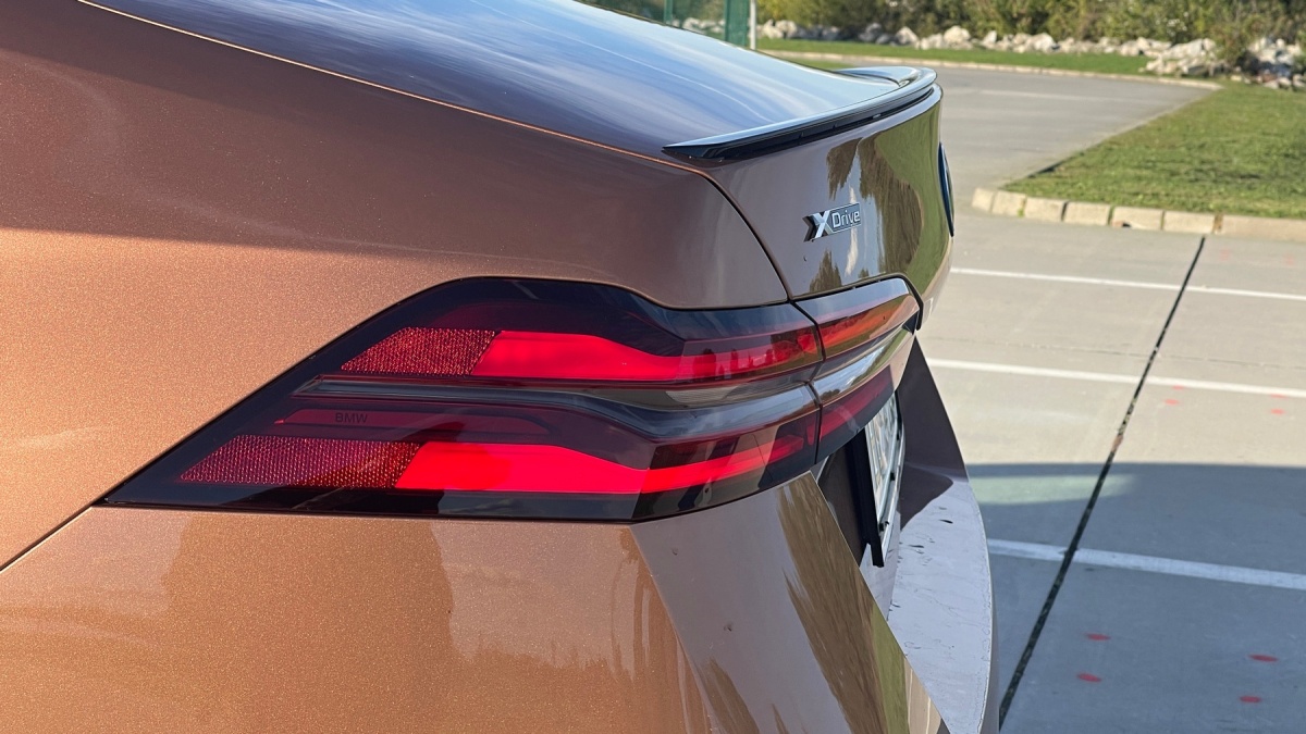 BMW 550e xDrive (2024)