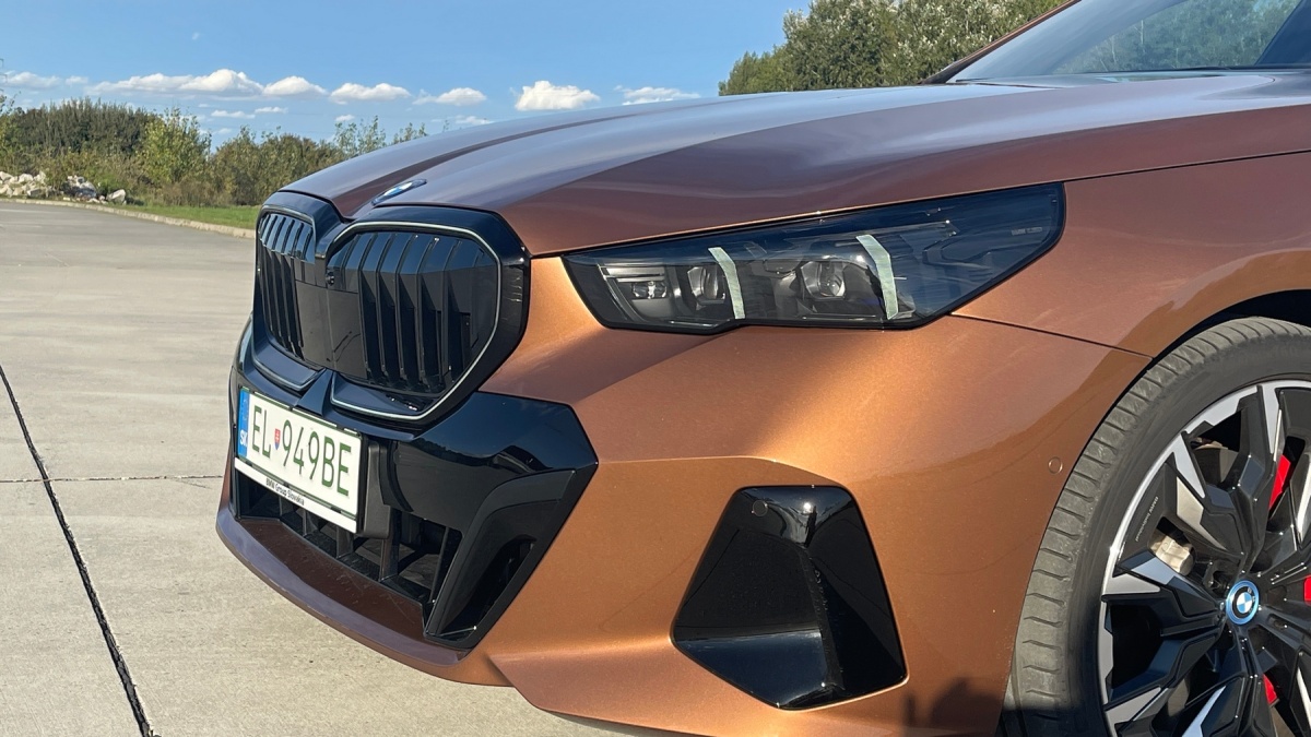 BMW 550e xDrive (2024)