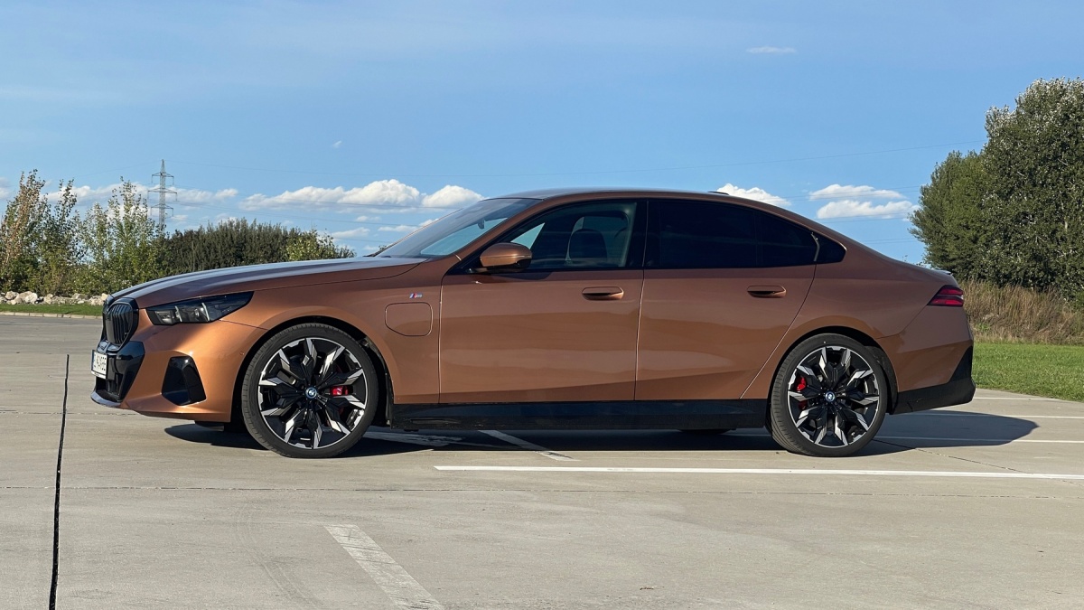 BMW 550e xDrive (2024)