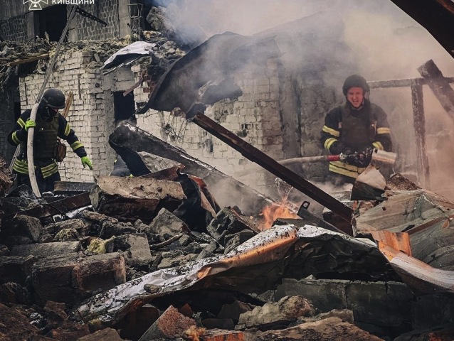 Kyjev, ukrajinskí hasiči, požiar, ruské bombardovanie, Ukrajina, útok
