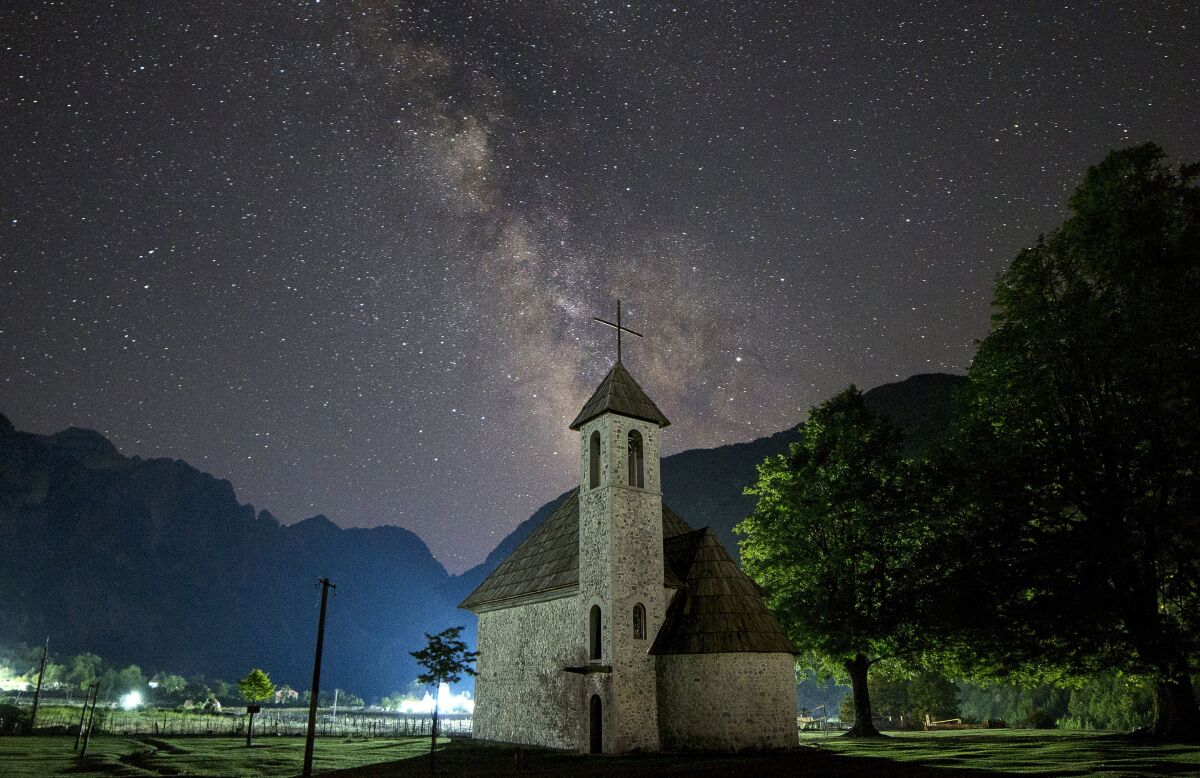 Albánsko, nočká obloha, hviezdy, nebo, noc, kostol, chrám, tma, cestovanie,