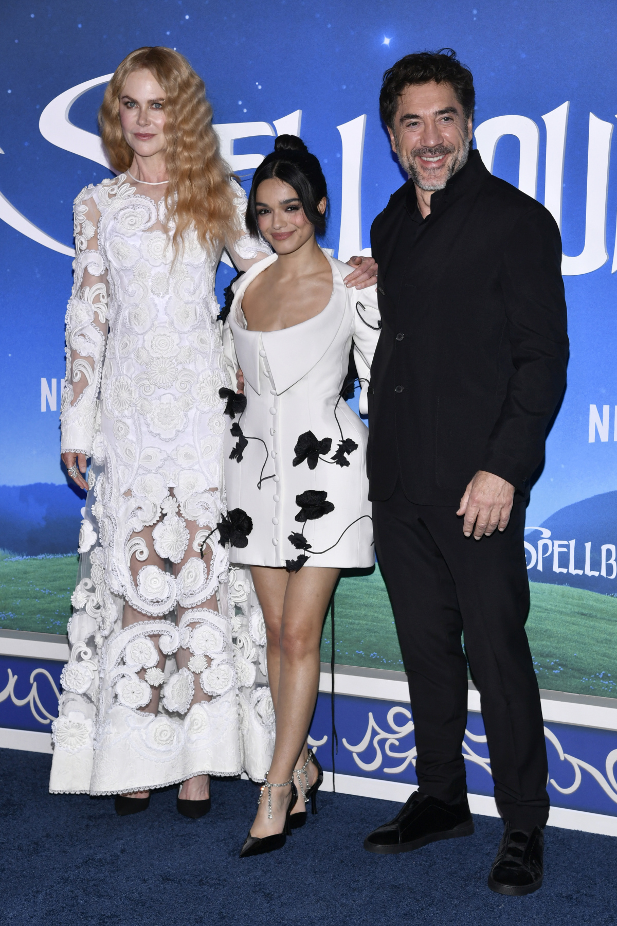 Nicole Kidman (vľavo) v kreácii Dolce & Gabbana Alta Moda, herečka Rachel Zegler v šatách Harris Reed a herec Javier Bardem