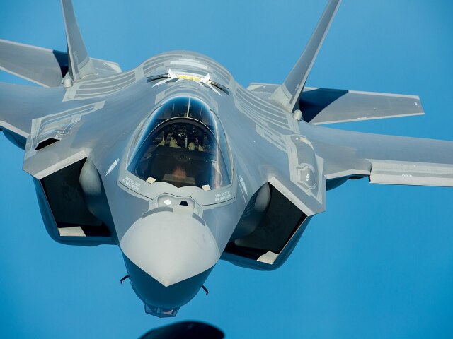 Stíhačka F-35 s otvorenými tankovacími dverami za kokpitom pilota