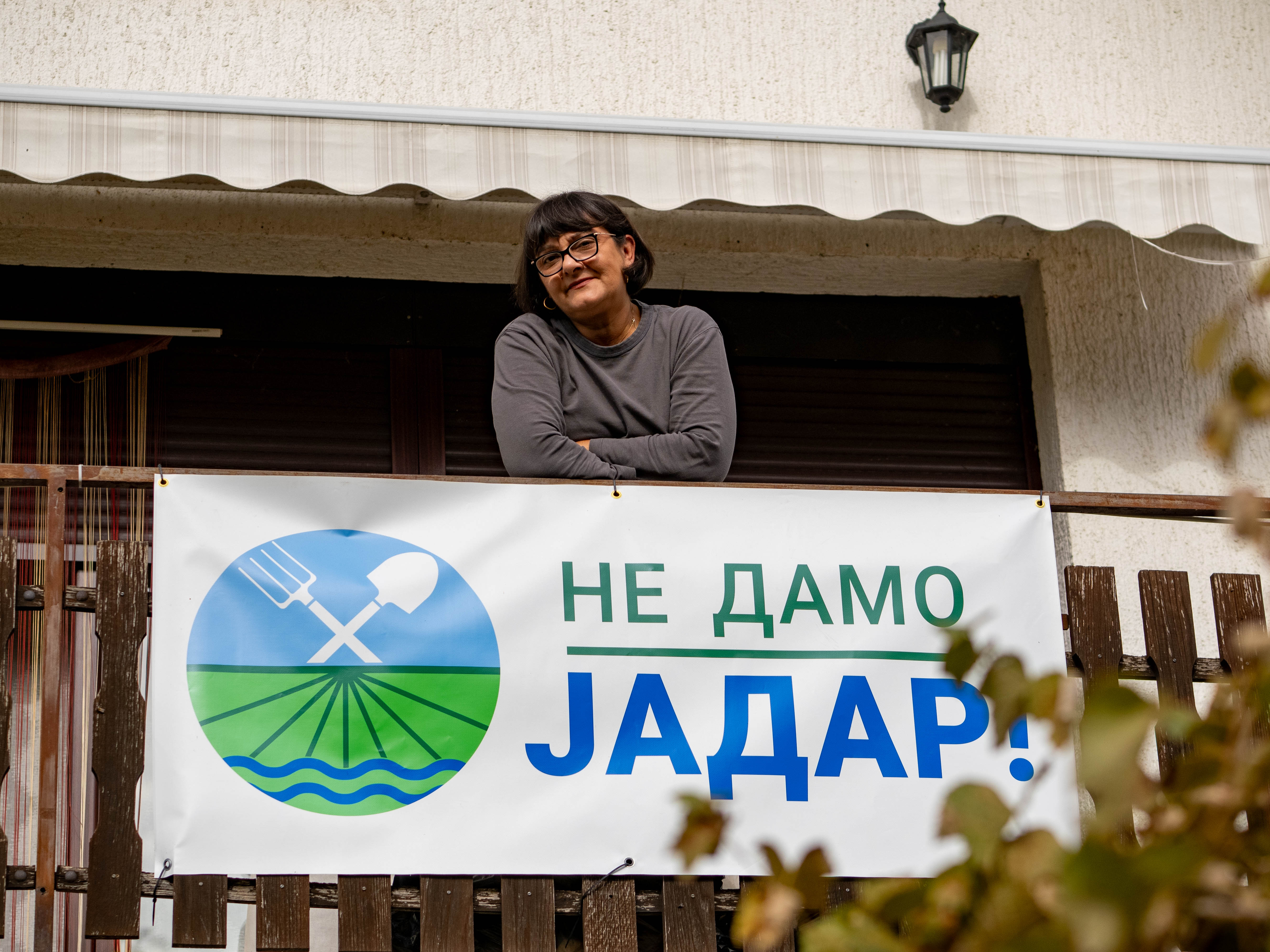 Marijana Petkovič s nápisom Nedáme Jadar!