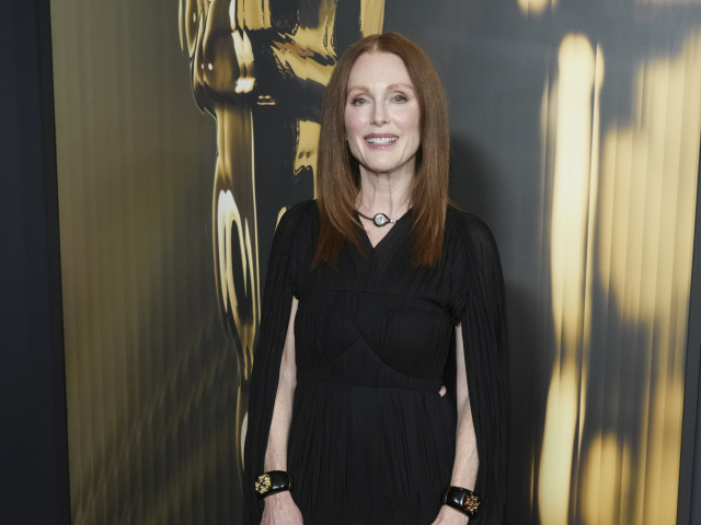 Herečka Julianne Moore v kreácii Proenza Schouler. 