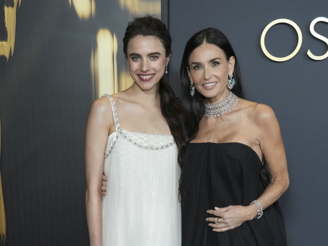 Margaret Qualley (vľavo) a Demi Moore 