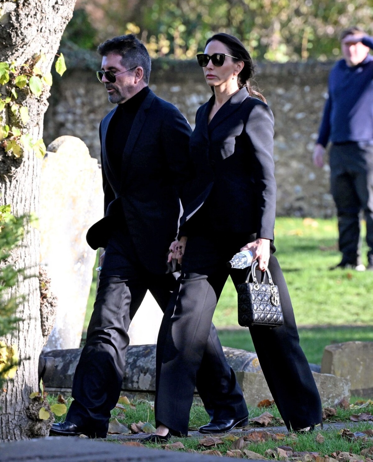 Na pohrebe sa objavil aj Simon Cowell a jeho manželka Lauren.