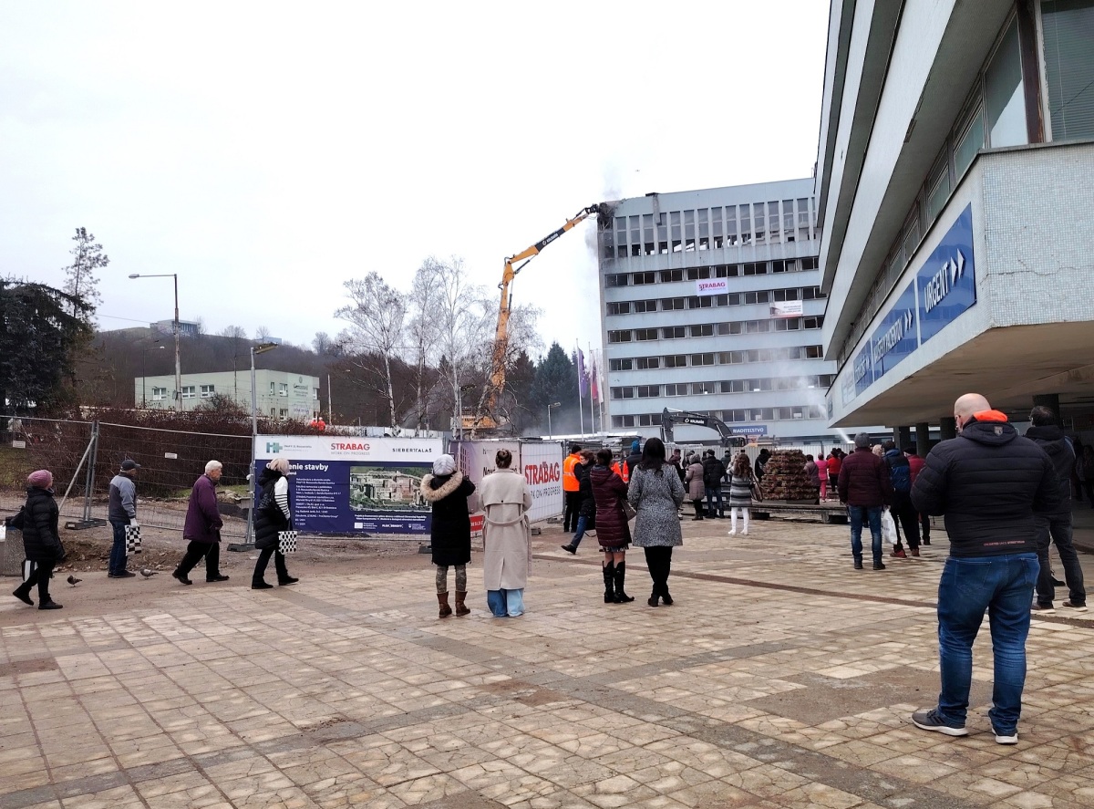 ľudia, nemocnica, areál, Banská Bystrica
