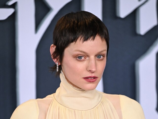 Emma Corrin v kreácii Alexander McQueen, ktorá odhalila jej prednosti. 
