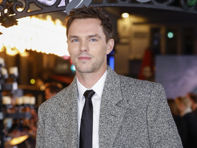 Herec Nicholas Hoult na premiére filmu Nosferatu.