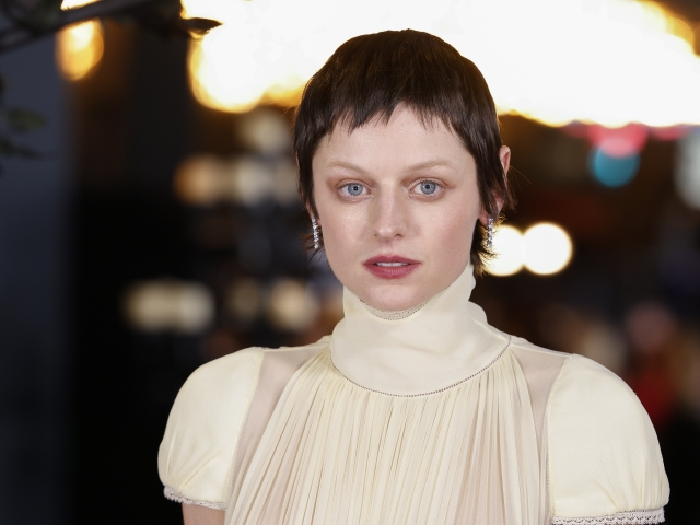 Herečka Emma Corrin v kreácii Alexander McQueen na premiére filmu Nosferatu.