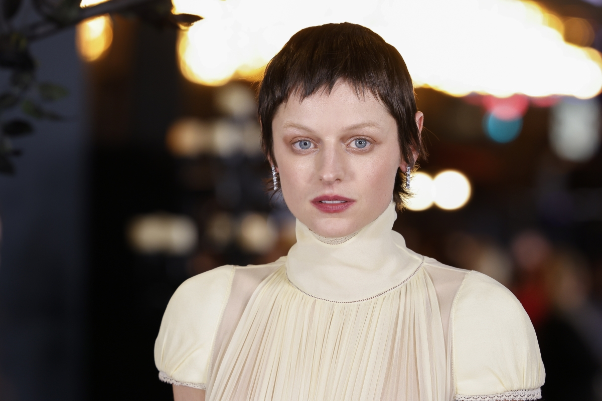 Herečka Emma Corrin v kreácii Alexander McQueen na premiére filmu Nosferatu.