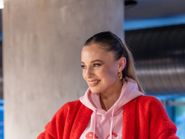 Speváčka Mária Čírová na návšteve redakcie Pravdy.