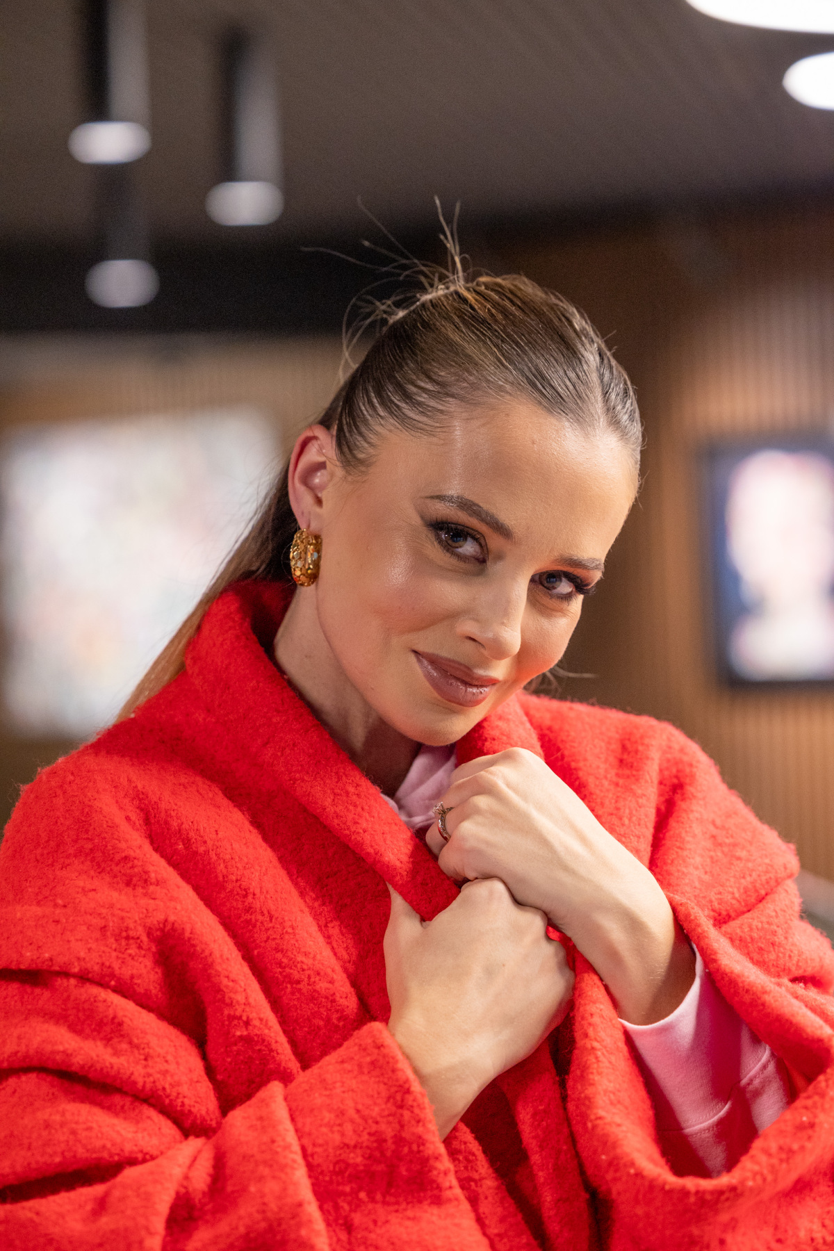 Speváčka Mária Čírová na návšteve redakcie Pravdy.