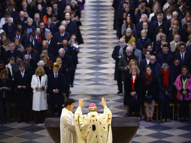 Francúzsko Paríž Notre Dame znovuotvorenie omša