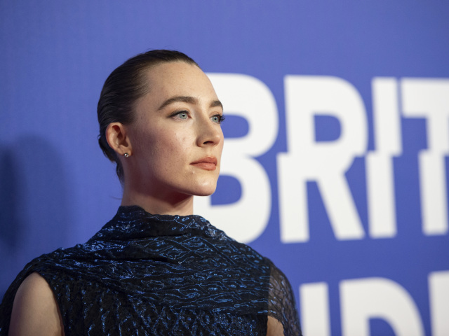 Herečka Saoirse Ronan v kreácii Erdem. 