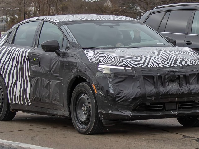Nissan Leaf - maskovaný prototyp 2024