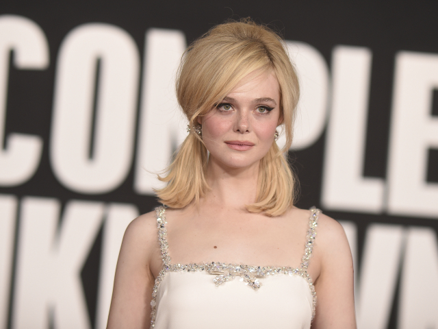 Herečka Elle Fanning na slávnostnej premiére snímky A Complete Unknown.