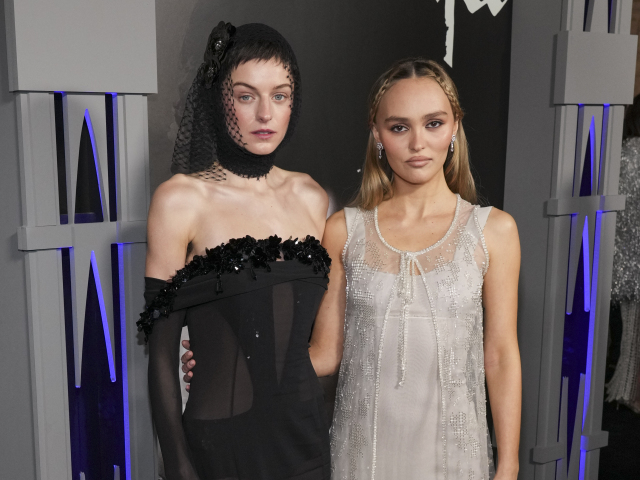 Emma Corrin (vľavo) a Lily-Rose Depp 