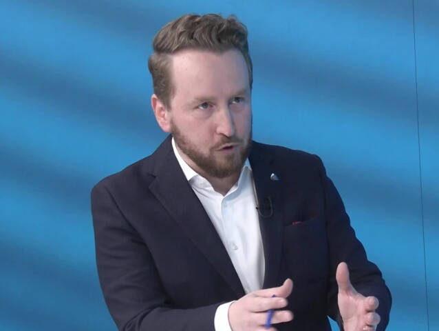 Martin Kontúr, Ide o peniaze