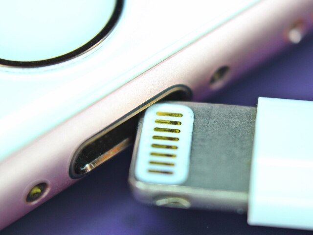 Lightning cable connector