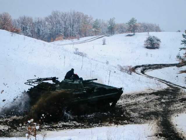 Ukrajina, mechanizovaná brigáda, vojaci, BVP, bojové vozidlo pechoty
