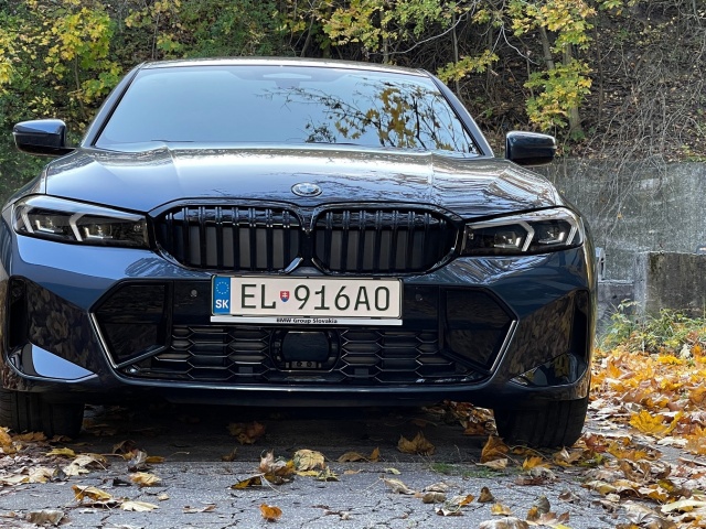 BMW 330e xDrive (2024)