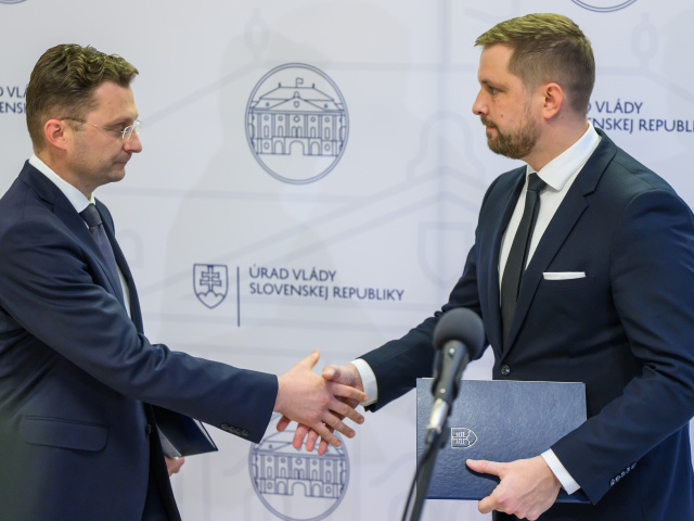Predseda Lekárskeho odborového združenia (LOZ) Peter Visolajský, minister zdravotníctva Kamil Šaško (Hlas)