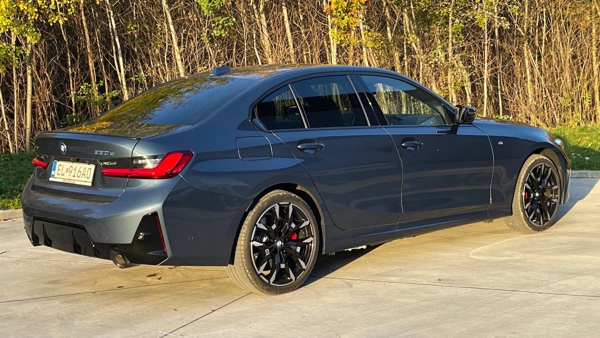 BMW 330e xDrive (2024)